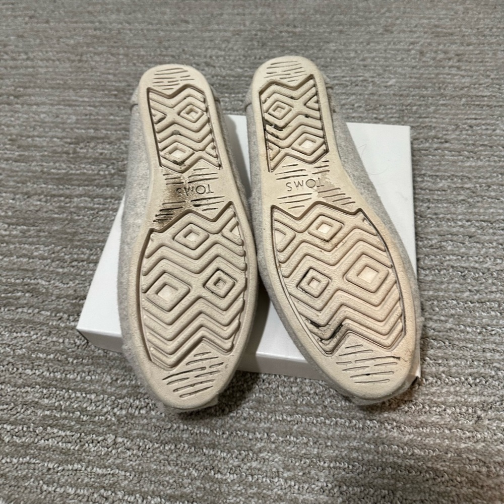 TOMS Alpargata Slip-On - Women's size 8 beige with pink inside - Picture 2 of 3